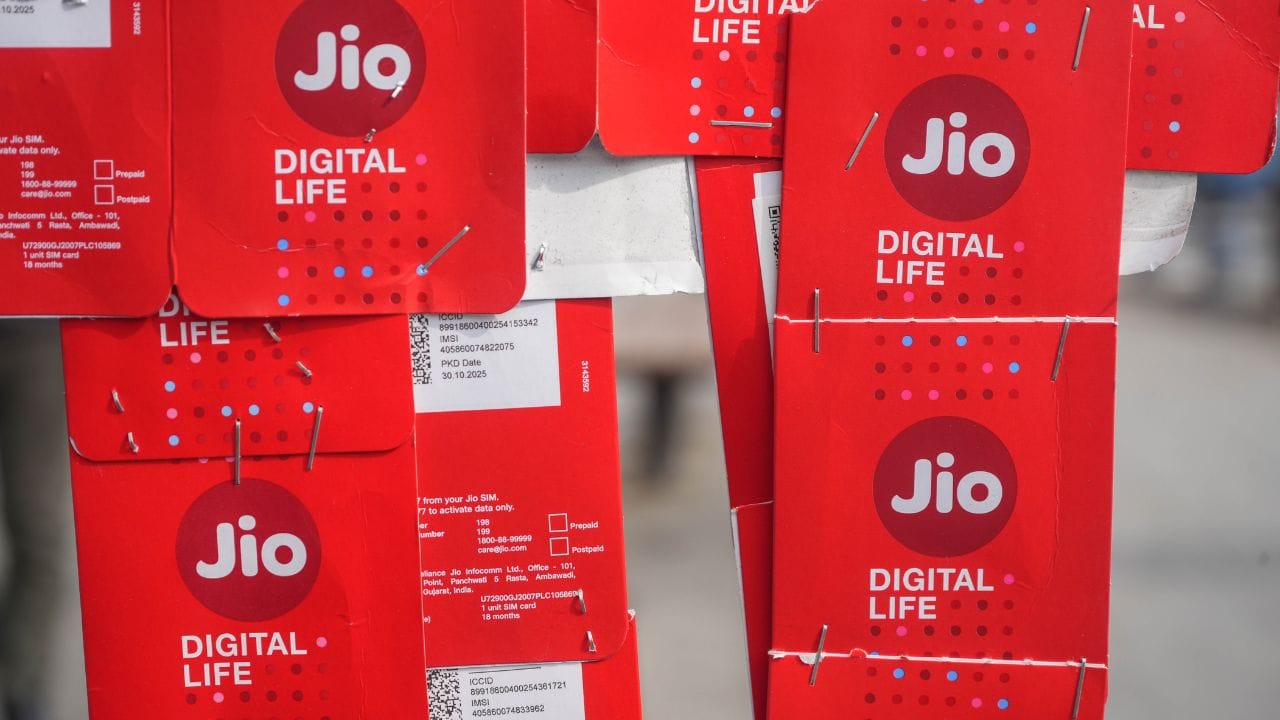 আপনার কাছে যদি 5G স্মার্টফোন থাকে, তবে আপনি পাবেন সুপারফাস্ট আনলিমিটেড ইন্টারনেটের সুবিধে। এর পাশাপাশি জিও টিভি ও জিও ক্লাউডের সুবিধেও পাবেন আপনি। (Getty Images)