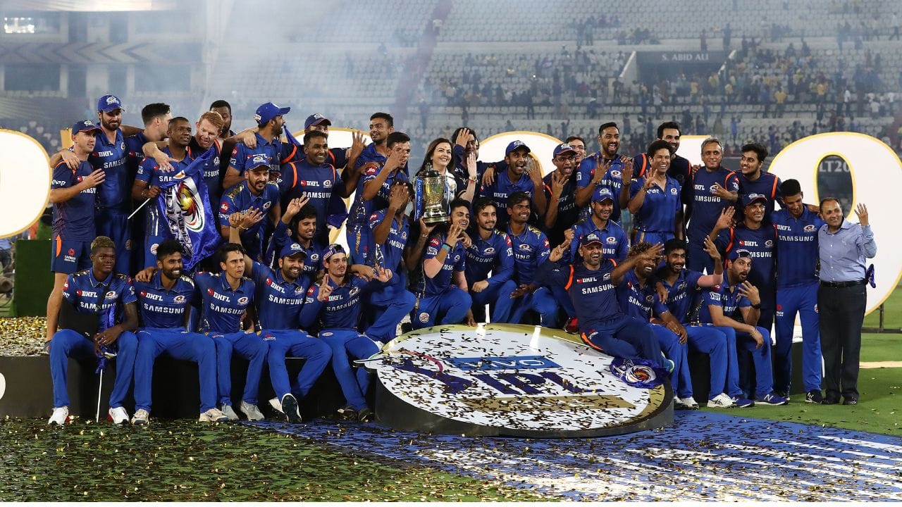 ২০১৯ আইপিএল ফাইনাল - ২০১৯ সালের ফাইনাল এই দুই দলের মধ্যে হওয়া সবচেয়ে টানটান ম্যাচগুলির মধ্যে একটি। মাত্র ১ রানে সেই ম্যাচ জিতেছিল মুম্বই।  মুম্বইয়ের স্কোর ছিল ১৪৯/৮। শেষ ওভার করতে এসেছিলেন লসিথ মালিঙ্গা। ১ বলে ২ রান দরকার ছিল চেন্নাইয়ের। শেষ বলে আউট হয়ে যান শার্দুল ঠাকুর। ১ রানে সেই ম্যাচ জিতেছিল মুম্বই। এটি ছিল তাদের চতুর্থ ট্রফি জয়।   (Getty Images)