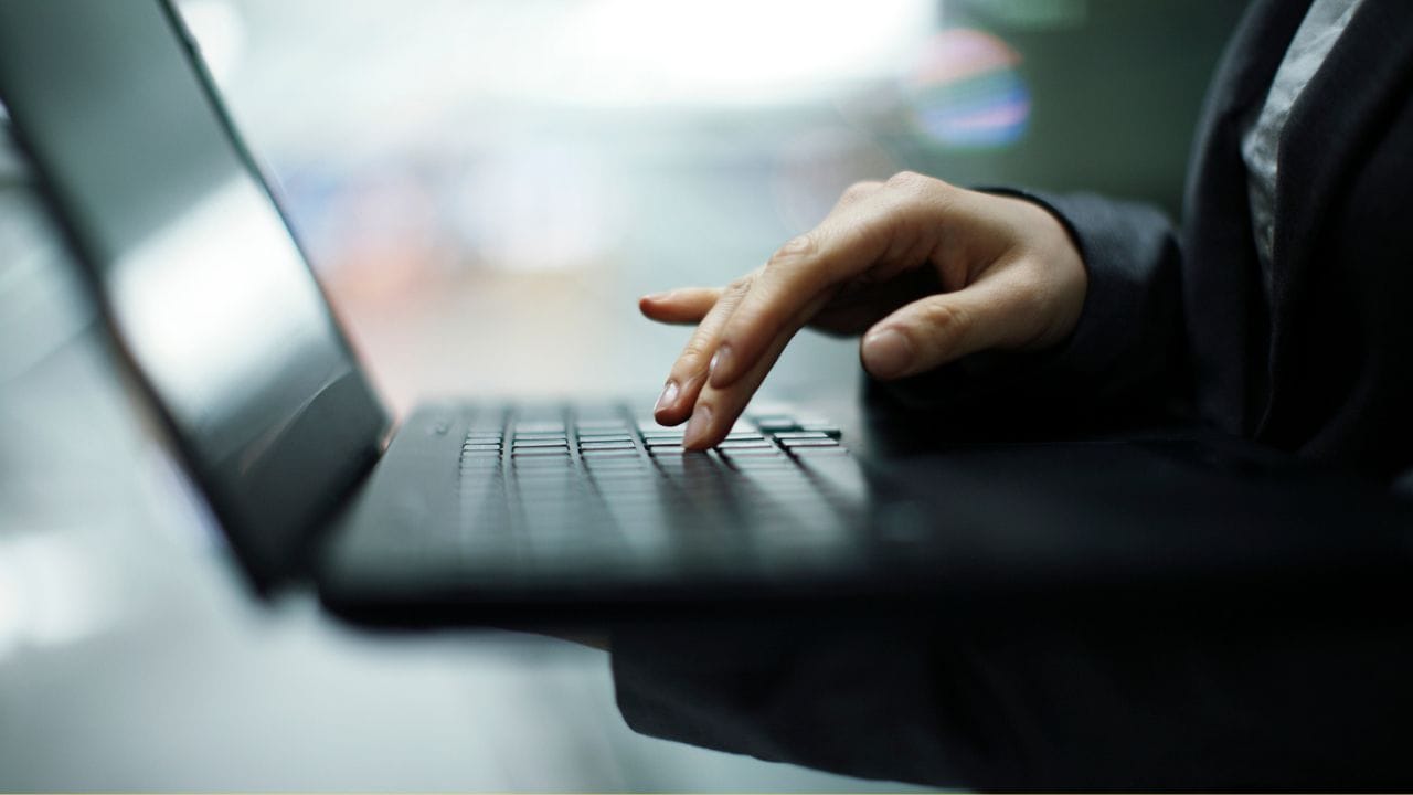 এই রিচার্জে গ্রাহকরা পাবেন প্রতিদিন ২ জিবি ইন্টারনেট, সোশ্যাল মিডিয়া ব্রাউজিং, ভিডিও স্ট্রিমের ক্ষেত্রে এই নেটের স্পিড দুর্দান্ত। (Getty Images)