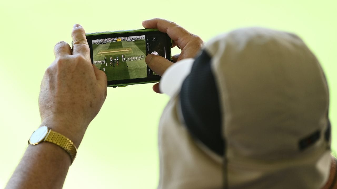 বিনোদনের সেরা জগৎ এখন আপনার পকেটে। এই অফারের সঙ্গে আপনি পাবেন ৩ মাসের সম্পূর্ণ ফ্রি জিও হটস্টার।  লাইভ ক্রিকেট থেকে সিনেমা, সিরিজ সবই দেখুন এবার। (Getty Images)