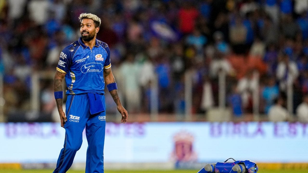 আজ আবার মুখোমুখি চেন্নাই ও মুম্বই। এই আইপিএলে দুই দলের অবস্থা শোচনীয়। আজ যে দল জিতবে, তারা আইপিএল টেবিলে অনেকটা এগিয়ে যাবে।  (PTI)