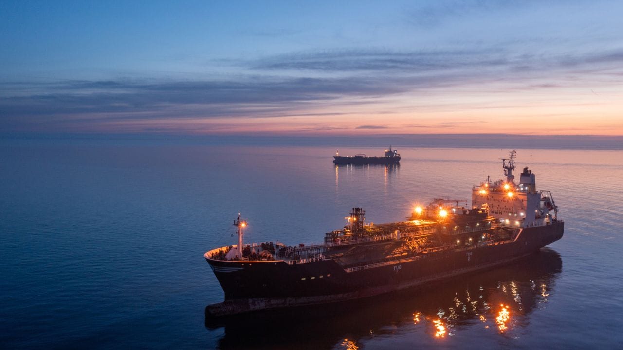 জ্বালানি নিরাপত্তার প্রশ্নে সীতারামন পুনর্ব্যক্ত করেছেন যে, দেশের অভ্যন্তরীণ চাহিদা মেটাতে ভারত বাস্তবসম্মত পথেই হাঁটবে। যেখানেই সস্তায় ও দ্রুত অপরিশোধিত তেল পাওয়া যাবে, সেখান থেকেই ভারত তেল সংগ্রহ করবে। আন্তর্জান্তিক চাপ থাকা সত্ত্বেও জাতীয় স্বার্থ ও দেশের মানুষের সাশ্রয়ই সরকারের কাছে এখন সবথেকে বড় ইস্যু। (Getty Images)