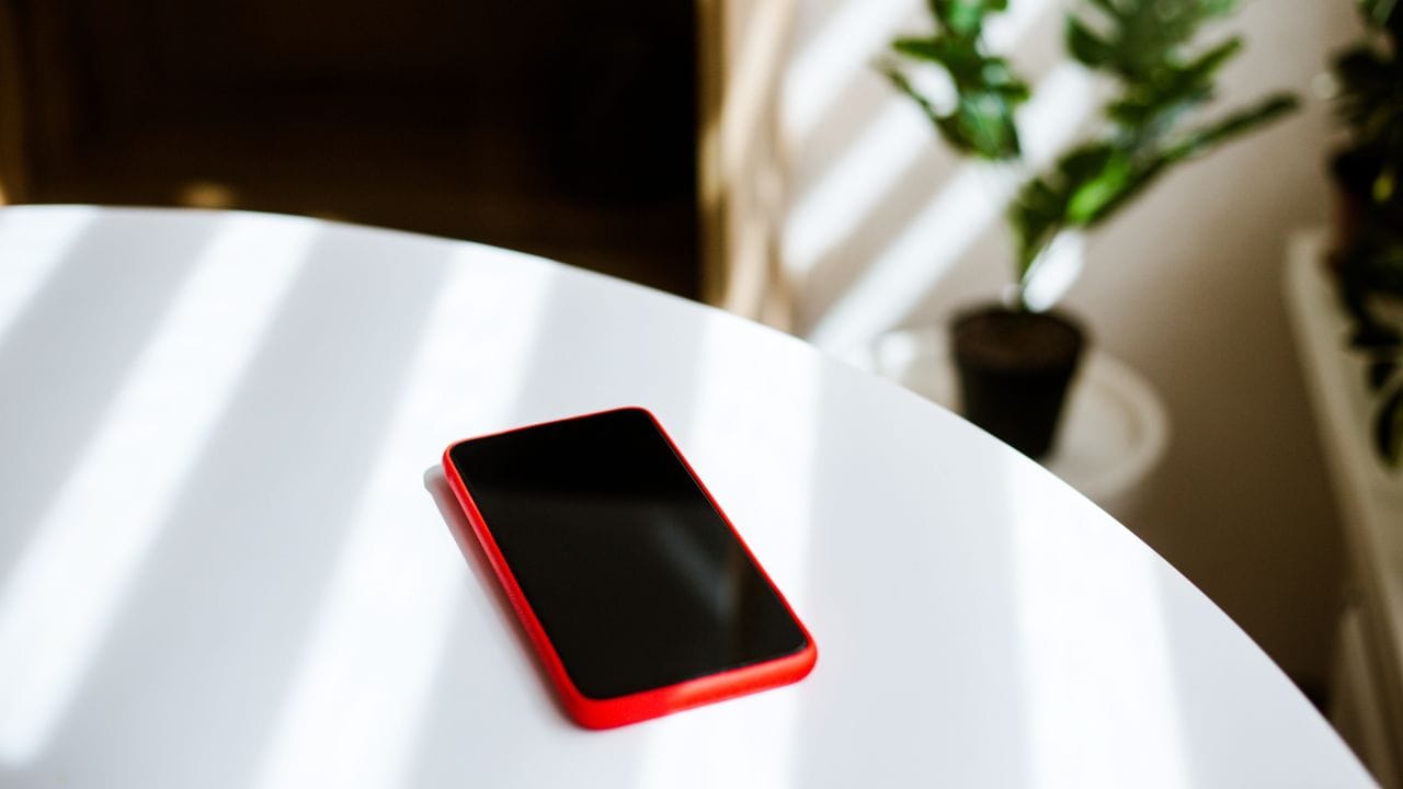 আপনার ফোন কি খুব দ্রুত চার্জ হারিয়ে ফেলছে? নাকি চলতে চলতে হ্যাং করে যাচ্ছে? অনেক সময় সামান্য অবহেলার ফলে ফোনের আয়ু ফুরিয়ে যেতে পারে। আজ দেখব নিজের ফোনকে সুস্থ রাখার উপায়। (Getty Images)