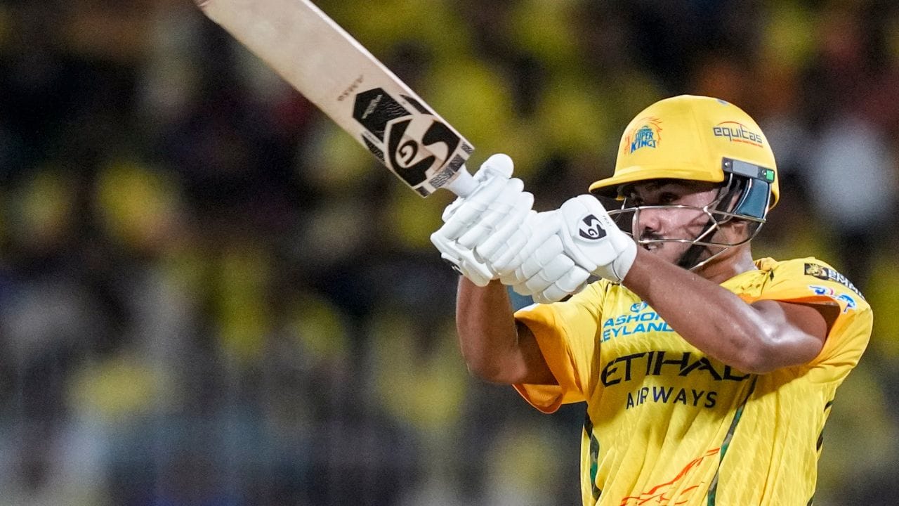 হায়দরাবাদের বিরুদ্ধে ম্যাচে দ্বিতীয় রান নেওয়ার সময় বাঁ পায়ের হ্যামস্ট্রিংয়ে চোট লাগে আয়ুষের। ফিজিওর সাহায্য নিয়েও শেষ রক্ষা হল না। (PTI)