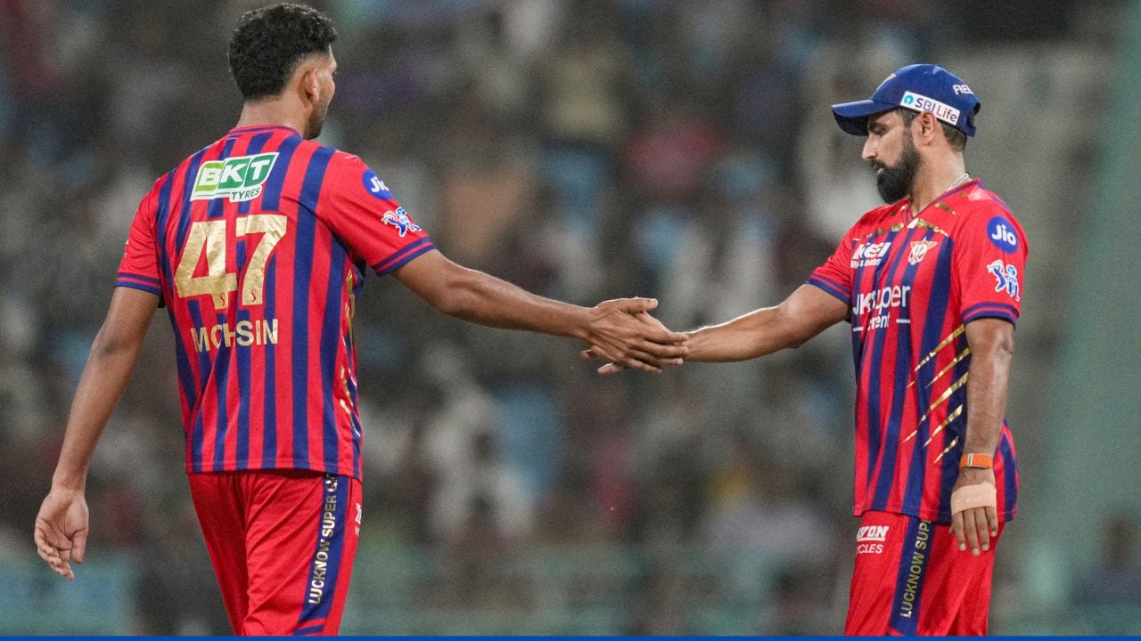 মহম্মদ শামির কোচ বদরুদ্দিনের শিষ্য মহসিন। লকডাউনে শামির থেকে নিয়মিত বোলিংয়ের বিশেষ প্রশিক্ষণ নিয়েছেন মহসিন। (PTI