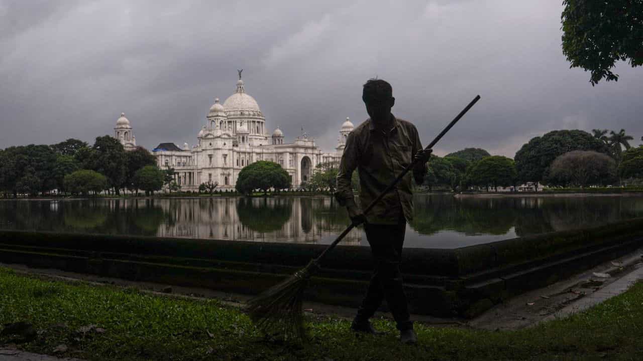 কলকাতা মানেই শুধু ভিক্টোরিয়া মেমোরিয়াল নয়। এই শহরের বুকেই লুকিয়ে রয়েছে এমন কিছু সংগ্রহশালা, যা আপনাকে ফিরিয়ে নিয়ে যাবে ইতিহাসে। একনজরে দেখে নেওয়া যাক সেই মেমোরিয়ালগুলি।  -PTI