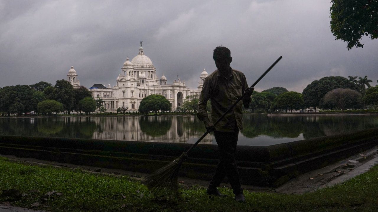 কলকাতা মানেই শুধু ভিক্টোরিয়া মেমোরিয়াল নয়। এই শহরের বুকেই লুকিয়ে রয়েছে এমন কিছু সংগ্রহশালা, যা আপনাকে ফিরিয়ে নিয়ে যাবে ইতিহাসে। একনজরে দেখে নেওয়া যাক সেই মেমোরিয়ালগুলি। -PTI