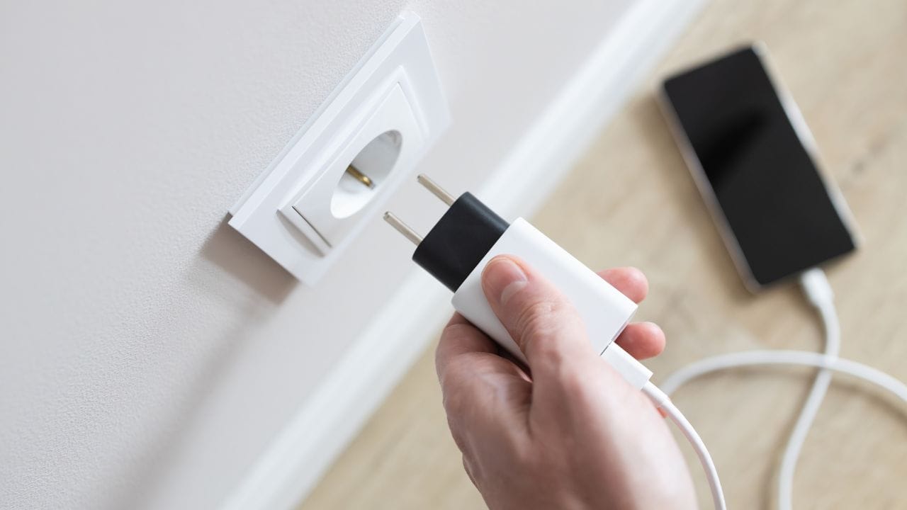 কোম্পানির দেওয়া চার্জার ব্যবহার করুন-  ফোন ভাল রাখার প্রধান টিপস্ হল কোম্পানির দেওয়া আসল চার্জার ব্যবহার করা। সস্তা বা লোকাল চার্জারে চার্জ দেওয়ার ফলে আপনার ফোনের মাদারবোর্ড পুড়ে যেতে পারে। তাই চেষ্টা করুন আসল চার্জার বা ব্র্যান্ডেড চার্জার ব্যবহার করার। (Getty Images)