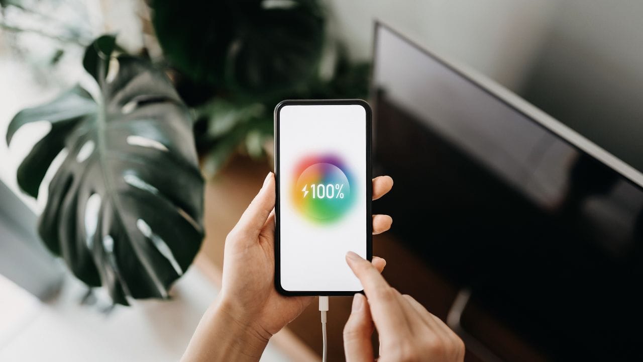 ব্যাটারির ২০-৮০ নিয়ম - ফোন ভাল রাখতে গেলে এই নিয়ম মানতে হবে আপনাকে। ফোনের চার্জ ২০% এর নিচে নামতে দেবেন না ও ৮০-৮৫% চার্জ হলেই ফোন নিয়ে নিন। ১০০% চার্জ বা সারারাত ধরে চার্জ দেওয়া ব্যাটারির আয়ু ক্ষয় করে। (Getty Images)
