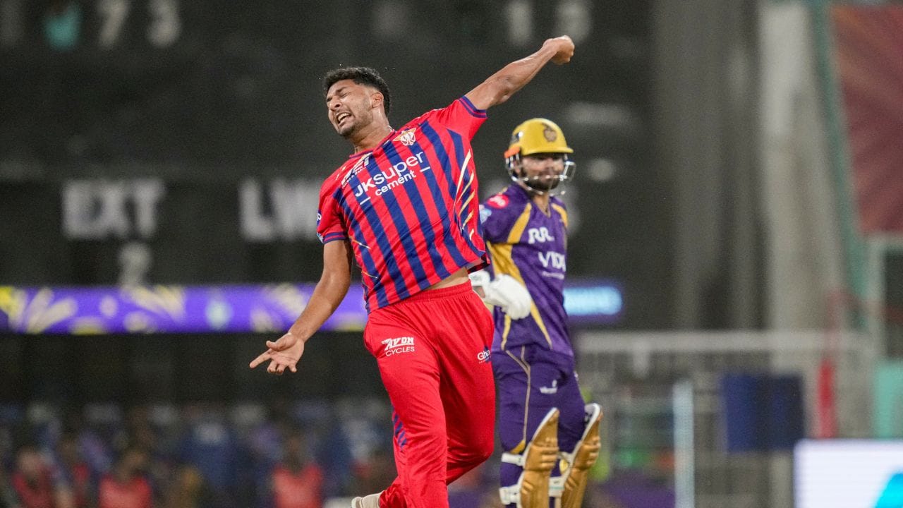 এবারের আইপিএলে হওয়া ৫টি মেডেন ওভারের মধ্যে ৩টিই তাঁর দখলে। তাঁর বল খেলা ব্যাটারদের কাছে দুঃস্বপ্ন। (PTI)