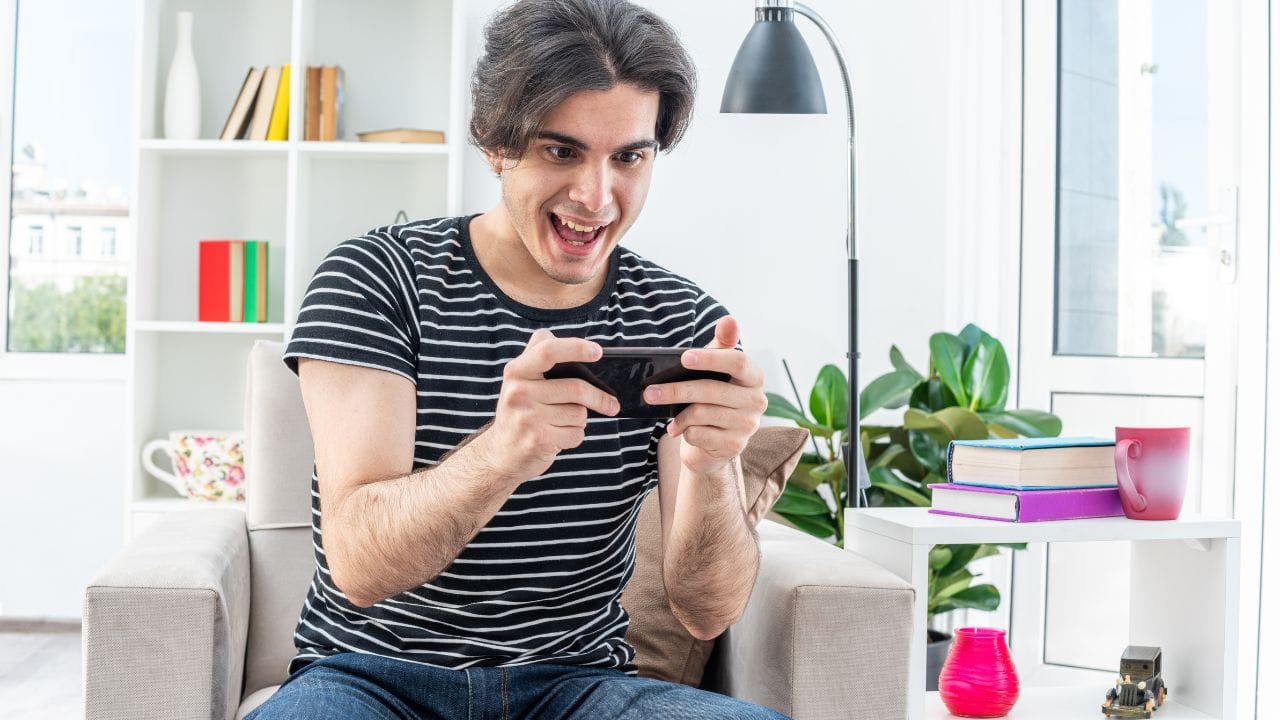 ফোনের তাপমাত্রা নিয়ন্ত্রণ -  ফোন ভাল রাখতে গেলে ফোনের তাপমাত্রা নিয়ন্ত্রণ করা জরুরি। গেম খেলার সময় ফোন গরম হয়ে গেলে ফোনকে বিরতি দিন। চার্জ দেওয়ার সময় ফোনের কভার খুলে রাখুন। এতে উৎপন্ন তাপ বেরিয়ে যায়। (Freepik)