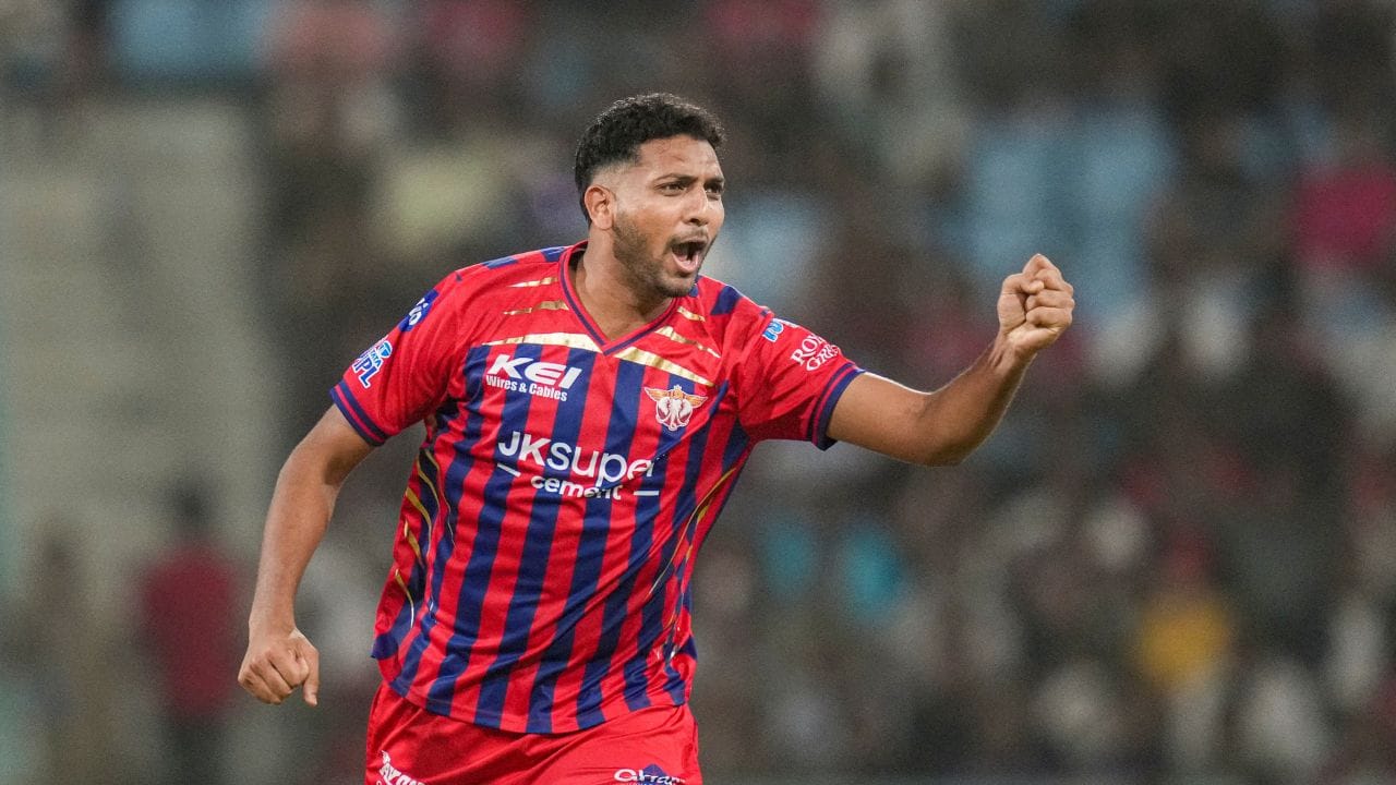 সেই সময় লখনৌ ফ্র্যাঞ্চাইজি, গৌতম গম্ভীর, সঞ্জীব গোয়েঙ্কা তাঁকে সহযোগিতা করেছিলেন। যা আজও ভুলতে পারেননি তিনি। (PTI)