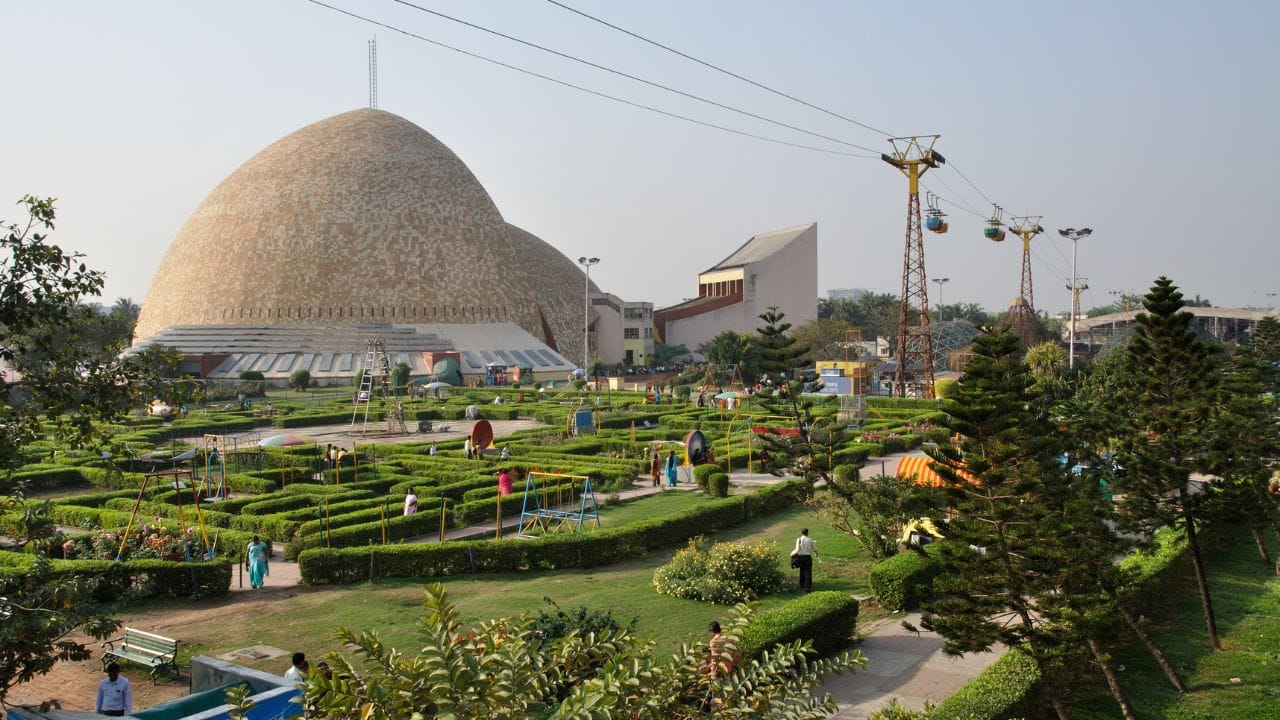 সায়েন্স সিটি - এটি ইএম বাইপাসে অবস্থিত। টাইম মেশিন থেকে শুরু করে ডাইনোসর পার্ক - বিজ্ঞানের সব জটিল বিষয় এখানে মজার ছলে শেখা যায়। - Wikipedia