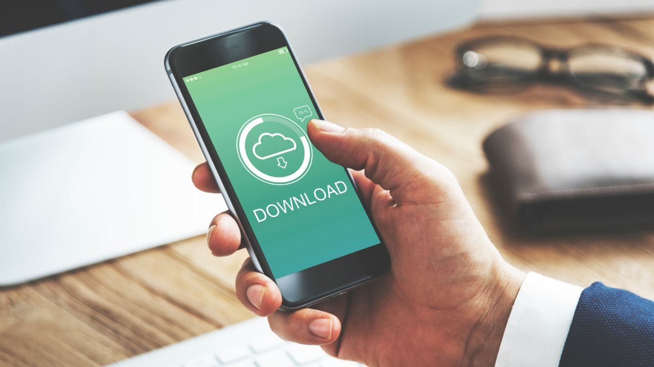 অ্যাপ আপডেট- ফোন ফাস্ট রাখতে নিয়মিত সফটওয়ার আপডেট অত্যন্ত জরুরি। কোম্পানিগুলো ত্রুটি সংশোধন করে সিকিউরিটি প্যাচ পাঠায়। ডেটা বাঁচানোর চিন্তায় আপডেট বন্ধ না রেখে সর্বদা লেটেস্ট ভার্সন ব্যবহার করুন। (Freepik)