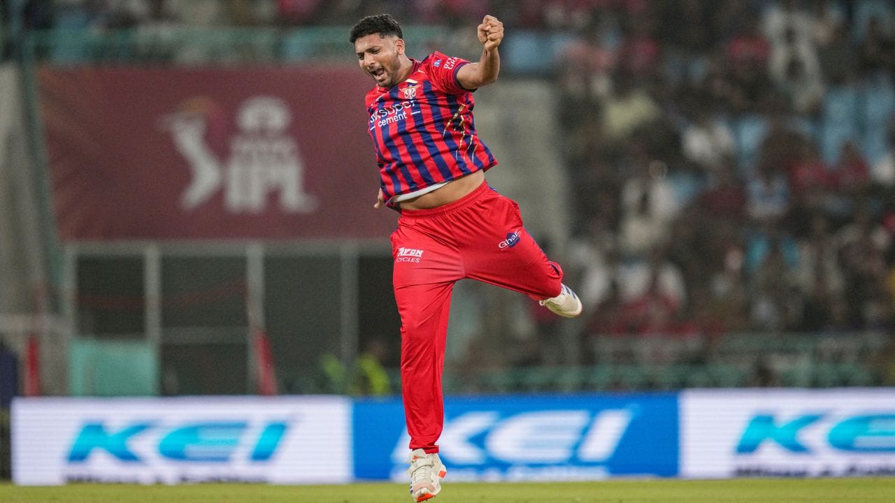 কিন্তু এই অবিশ্বাস্য প্রত্যাবর্তনের পিছনে আছে একটি গল্প। মাত্র ৩ বছর আগে গুরুতর চোটের কারণে মহসিনের বাঁ হাত কেটে ফেলার উপক্রম হয়েছিল। (PTI)