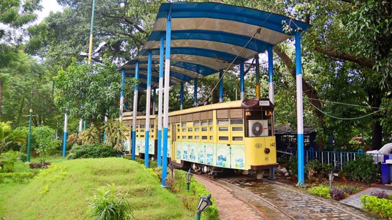 ট্রাম মিউজিয়াম - ধর্মতলায় একটি পুরোনো ট্রামের ভিতর সাজানো এই সংগ্রহশালা। কলকাতার ট্রামের ১৪০ বছরের ইতিহাস জানতে এখানে অবশ্যই যাবেন। - Museums of Kolkata