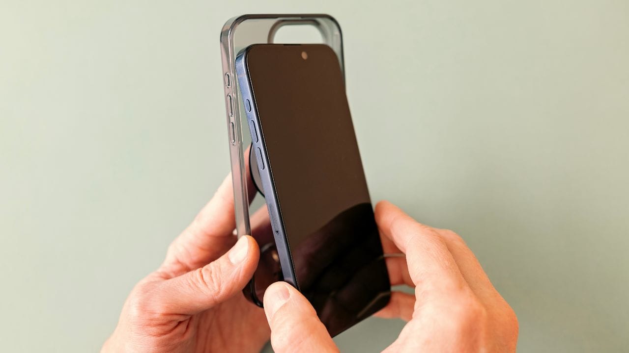 ফিজিক্যাল প্রোটেকশন - ফোনকে বাইরের আঘাত থেকে বাঁচাতে ভাল মানের স্ক্রিন গার্ড, ব্যাক কভার, গ্লাস ব্যবহার করুন। মাঝে মধ্যে কভার খুলে ফোনের বডি ও চার্জিং পোর্ট ব্রাশ দিয়ে পরিষ্কার করুন।  ধুলোবালি জমে চার্জিং পোর্ট বা স্পিকারে সমস্যা হয়। পরিষ্কার এই জন্যেই রাখা জরুরি। (Getty Images)