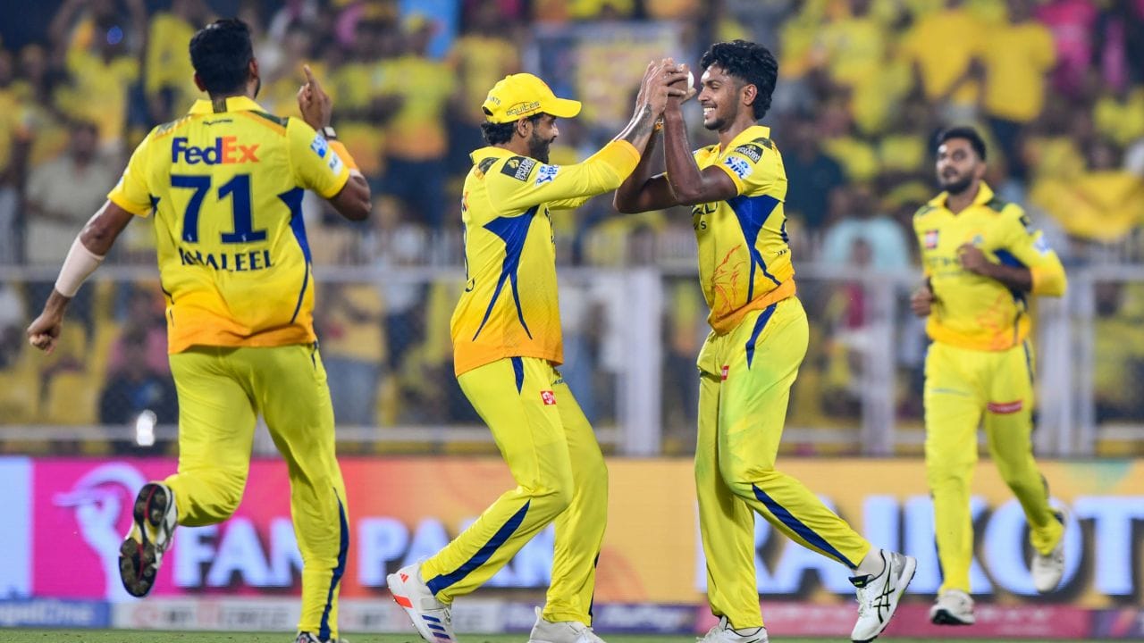 ৬ ম্যাচে মাত্র ২ জয় পেয়েছে চেন্নাই। এই মুহূর্তে পয়েন্টস টেবিলে ৮ নম্বরে থাকা চেন্নাইয়ের জন্য প্লে-অফ আরও কষ্টকর। (PTI)