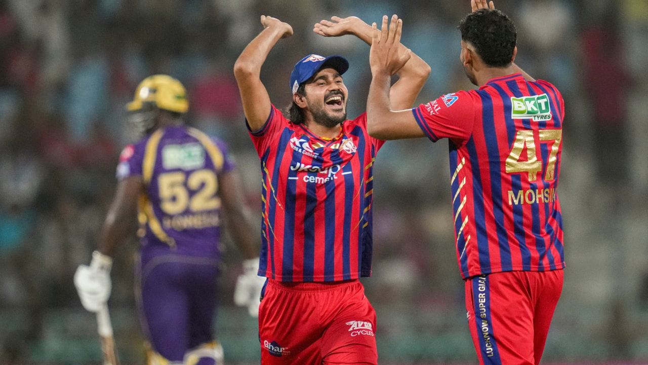 কেকেআরের বিরুদ্ধে ৫ উইকেটই পেয়েছেন গতির হেরফের করে। বুদ্ধিদীপ্ত বোলিংয়ে বোকা বানিয়েছেন কেকেআরের তারকা ব্যাটারদের। (PTI)