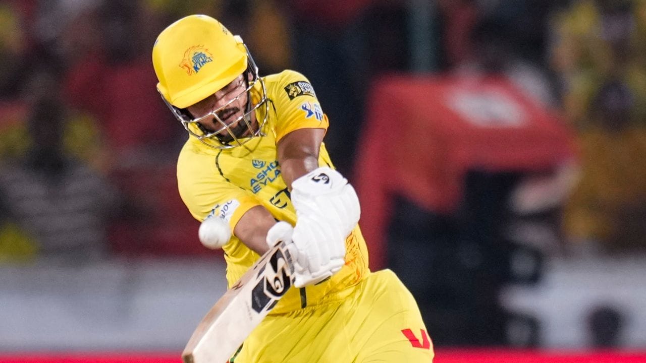 আইপিএলের মাঝপথেই বিরাট ধাক্কা খেল চেন্নাই সুপার কিংস শিবির। চোটের কারণে সম্পূর্ণ সিজন থেকেই ছিটকে গেলেন আয়ুষ মাত্রে। সোশ্যাল মিডিয়াতে আয়ুষের বাদ পড়ার খবর জানাল সিএসকে টিম। হ্যামস্ট্রিং চোটের কারণে এই আইপিএলের যাত্রা শেষ আয়ুষের।  (PTI)