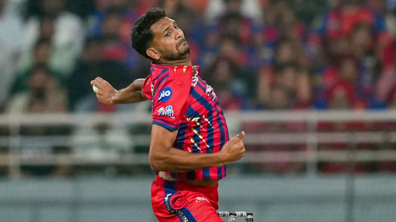 লখনৌয়ের জার্সিতে কেকেআরের ব্যাটিং অর্ডার একাই ধ্বংস করে দিলেন মহসিন খান। ৪ ওভারে ২৩ রান দিয়ে পেয়েছেন ৫ উইকেট। এবারের আইপিএলে ৪ ম্যাচে ৯ উইকেট পেয়েছেন মহসিন। গড় মাত্র ৬.৩৭। (PTI)