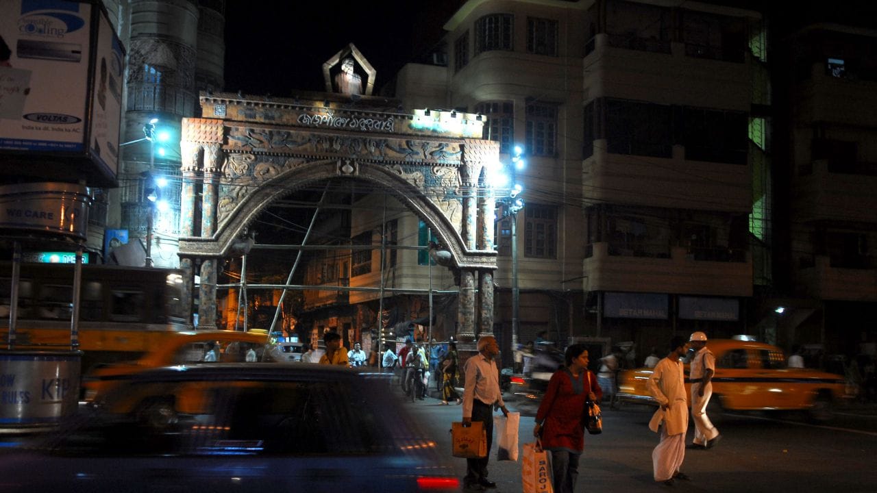 জোড়াসাঁকো ঠাকুরবাড়ি - এটি কবিগুরু রবীন্দ্রনাথ ঠাকুরের জন্মস্থান। এখানে তাঁর ব্যবহৃত আসবাব, পাণ্ডুলিপি, বই ও বিরল সব ছবি রয়েছে। বাঙালির আবেগের বড় ঠিকানা এটি। - GETTY IMAGES