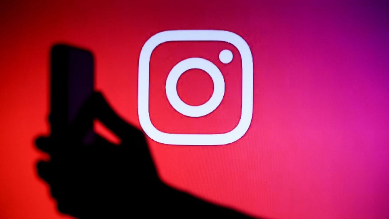 শোনা গিয়েছে, এই নতুন ফিচার এলে আপনি পরিচয় গোপন রেখে অন্যের স্টোরি দেখার সুযোগ পাবেন। আপনার নাম আর ভিউ লিস্ট-এ আসবে না। (Getty Images) 