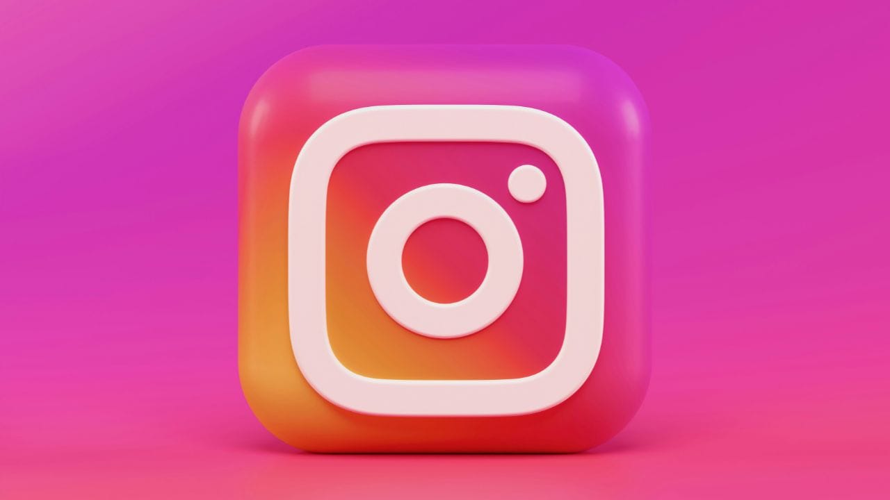 আপনার কি মনে হয়, ইনস্টাগ্রাম ব্যবহার করতে গেলেও যদি টাকা লাগে, বিকৃতিমূলক কন্টেন্ট কি আর কেউ বানাবে না ? নাকি এই ফিচার আরো উন্মোচন করে দেবেন ইন্সটার দুনিয়া ? (Getty Images)