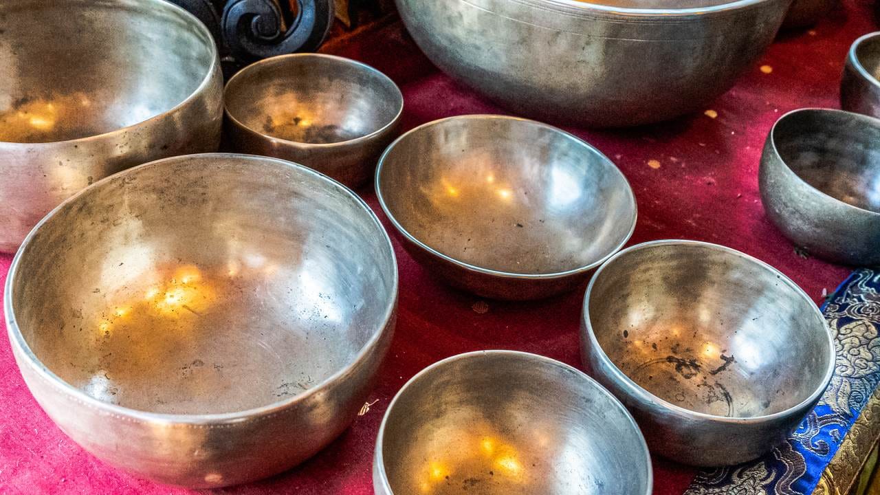 পিতলের সুফল পেতে হলে সবসময় এর ভেতরের স্তরে 'কলাই' বা টিনের প্রলেপ আছে কি না তা দেখে নিন। কলাই উঠে গেলে তা স্বাস্থ্যের জন্য ক্ষতিকারক হতে পারে, তাই সময়মতো আবার প্রলেপ দেওয়া প্রয়োজন। সঠিক নিয়ম মেনে পিতল ব্যবহার করলে আপনার হেঁশেল হয়ে উঠবে সম্পূর্ণ রোগমুক্ত ও স্বাস্থ্যকর। Getty Images