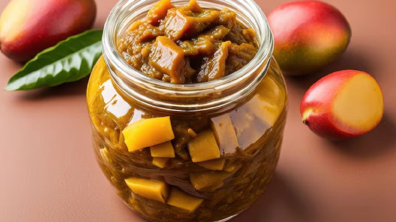 দুপুরের খাওয়া শেষে একবাটি ঠান্ডা প্লাস্টিক চাটনি বা আমের চাটনি না হলে ভোজটা ঠিক জমে না। কাঁচা আমের ভিটামিন সি রোগ প্রতিরোধ ক্ষমতা বাড়ায় এবং হজমে দারুণ সহায়তা করে। অল্প পাঁচফোড়ন আর শুকনো লঙ্কার ফোড়নে তৈরি এই চাটনি গরমের সেরা ‘ডেজার্ট’। Free Pik