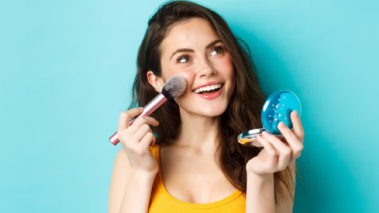 রোদে মেকআপ যেন গলে না যায়, তাই ওয়াটারপ্রুফ বা ম্যাট মেকআপ ব্যবহার করুন। খুব বেশি ফাউন্ডেশন না লাগিয়ে ফেস পাউডার আর হালকা কাজলই যথেষ্ট। ঠোঁটে ন্যুড বা হালকা শেডের লিপস্টিক লাগালে দেখতে আরও সতেজ লাগবে। free pik