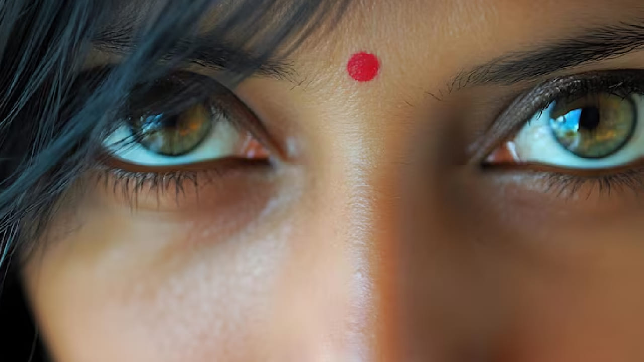 বাঙালির সাজে কপালে একটি বড় লাল বা কালো টিপ আলাদা মাত্রা যোগ করে। চোখ জোড়া সুন্দর করে কাজল দিয়ে সাজিয়ে নিন, এতে আপনার ব্যক্তিত্ব ফুটে উঠবে।দিনের বেলা খুব বেশি আইশ্যাডো ব্যবহার না করাই ভালো। free pik