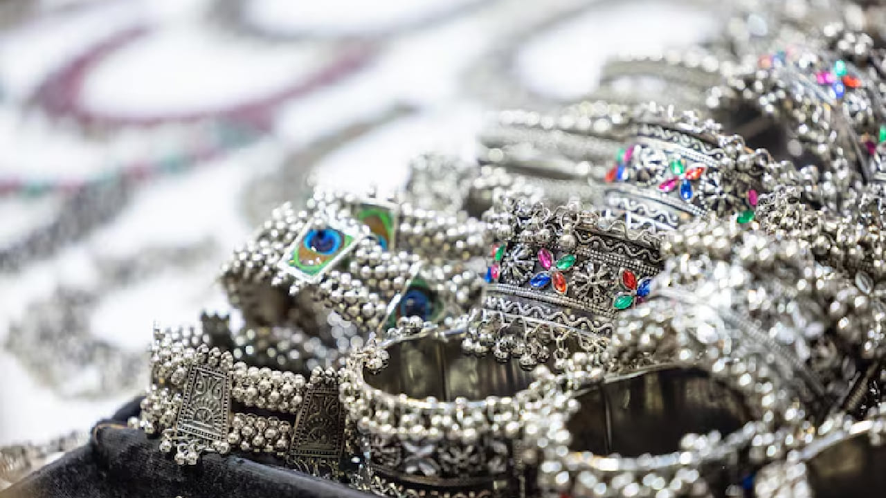 ভারী সোনার গয়না না পরে অক্সিডাইজড, রুপো বা মাটির গয়না বেছে নিন। কানে বড় ঝুমকো আর হাতে কয়েকটা রেশমি চুড়ি পরলেই সাজ সম্পূর্ণ। গয়না এমনভাবে নির্বাচন করুন যাতে গরমে অস্বস্তি না হয়। free pik