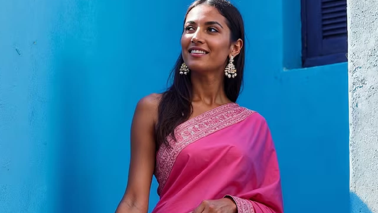 শাড়ির সঙ্গে একঘেয়ে ব্লাউজ না পরে ঘটি হাতা বা স্লিভলেস ব্লাউজ ট্রাই করুন। সুতির প্রিন্টেড ব্লাউজ এখন খুব জনপ্রিয়, যা সাধারণ শাড়িকেও করে তুলবে আকর্ষণীয়। পিঠের কাটিং বা গলায় হালকা কাজ থাকলে সাজে আসবে আধুনিকতার ছোঁয়া। free pik