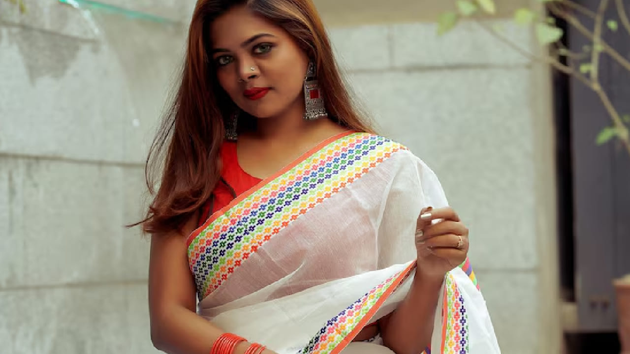 গরমে আরাম পেতে বেছে নিন পাতলা তাঁত অথবা সুতির শাড়ি। হালকা ওজনের এই শাড়িগুলো যেমন আরামদায়ক, তেমনই দেখতেও বেশ অভিজাত লাগে। সাদা-লাল কম্বিনেশন ছাড়াও হালকা হলুদ বা আকাশি রঙের শাড়ি পরতে পারেন। free pik