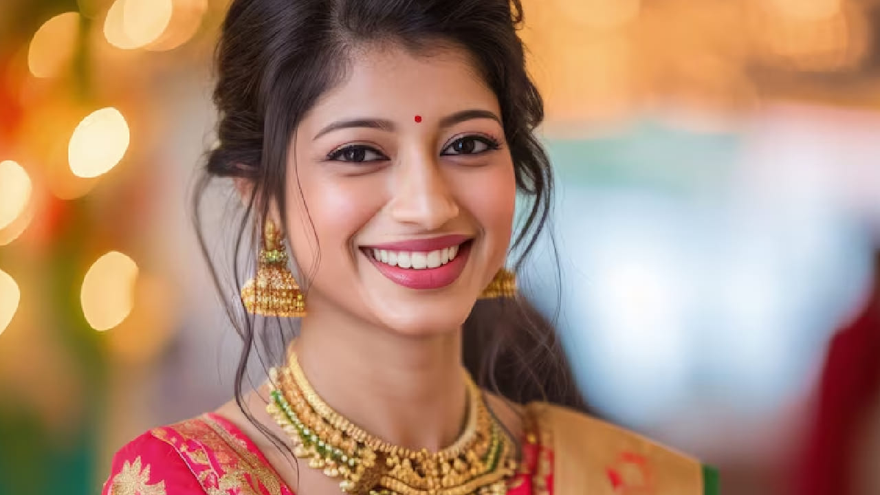 পয়লা বৈশাখ মানেই বাঙালির কাছে এক পশলা সতেজ আনন্দ আর নতুন পোশাক। তবে ভ্যাপসা গরমের কথা মাথায় রেখেই সাজগোজ হওয়া উচিত একদম ছিমছাম। সকাল সকাল বাঙালিয়ানা সাজে আপনিও হয়ে উঠতে পারেন অনন্যা। free pik