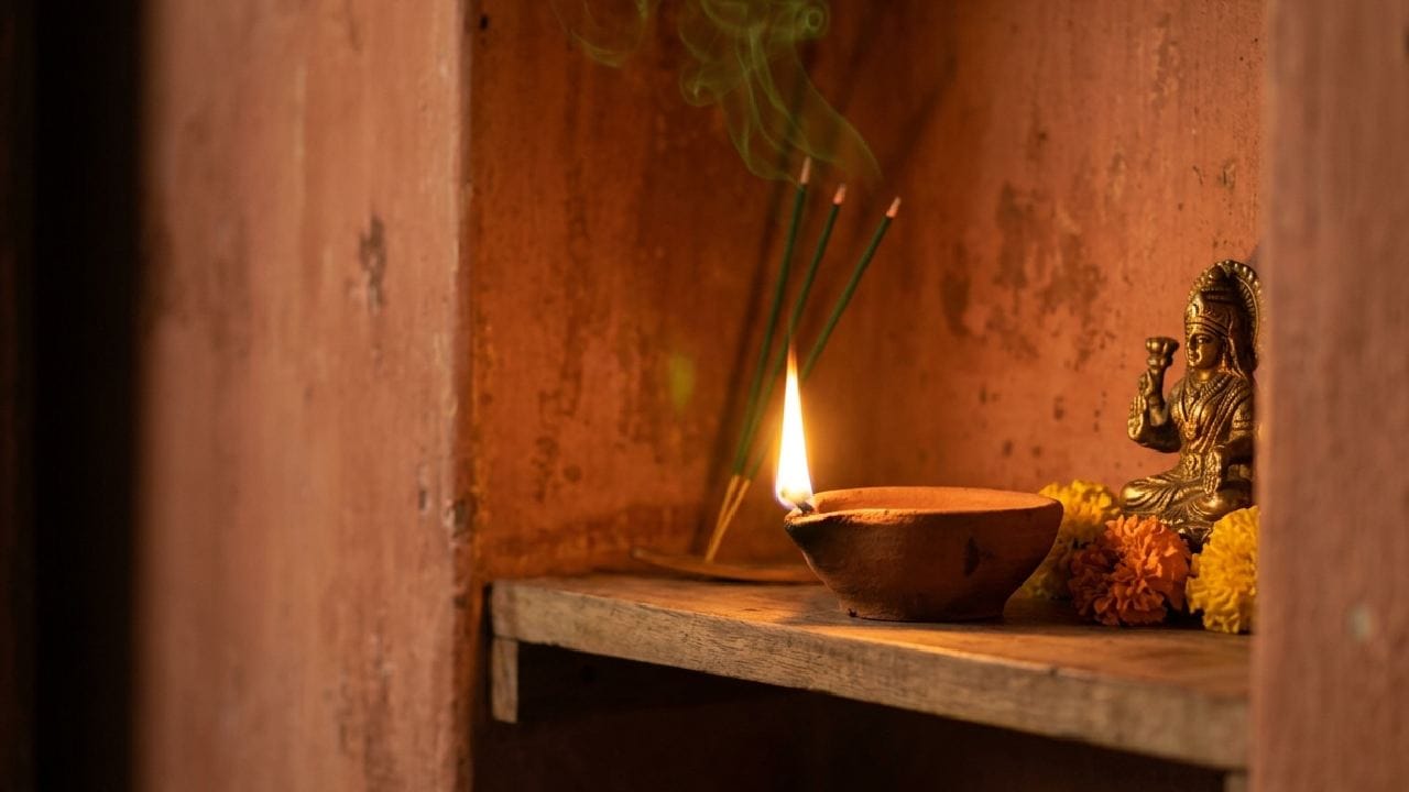 বাঙালি হিন্দু সংস্কৃতিতে মাটির প্রদীপ খুবই পবিত্র। ঠাকুরঘরের কোণে প্রদীপ জ্বালানো শুধু অন্ধকার দূর করা নয়, বরং শুভ শক্তিকে ডেকে আনা। তবে প্রদীপ ব্যবহারের কিছু বিশেষ নিয়ম আপনার জীবনের মোড় ঘুরিয়ে দিতে পারে। Gemini AI