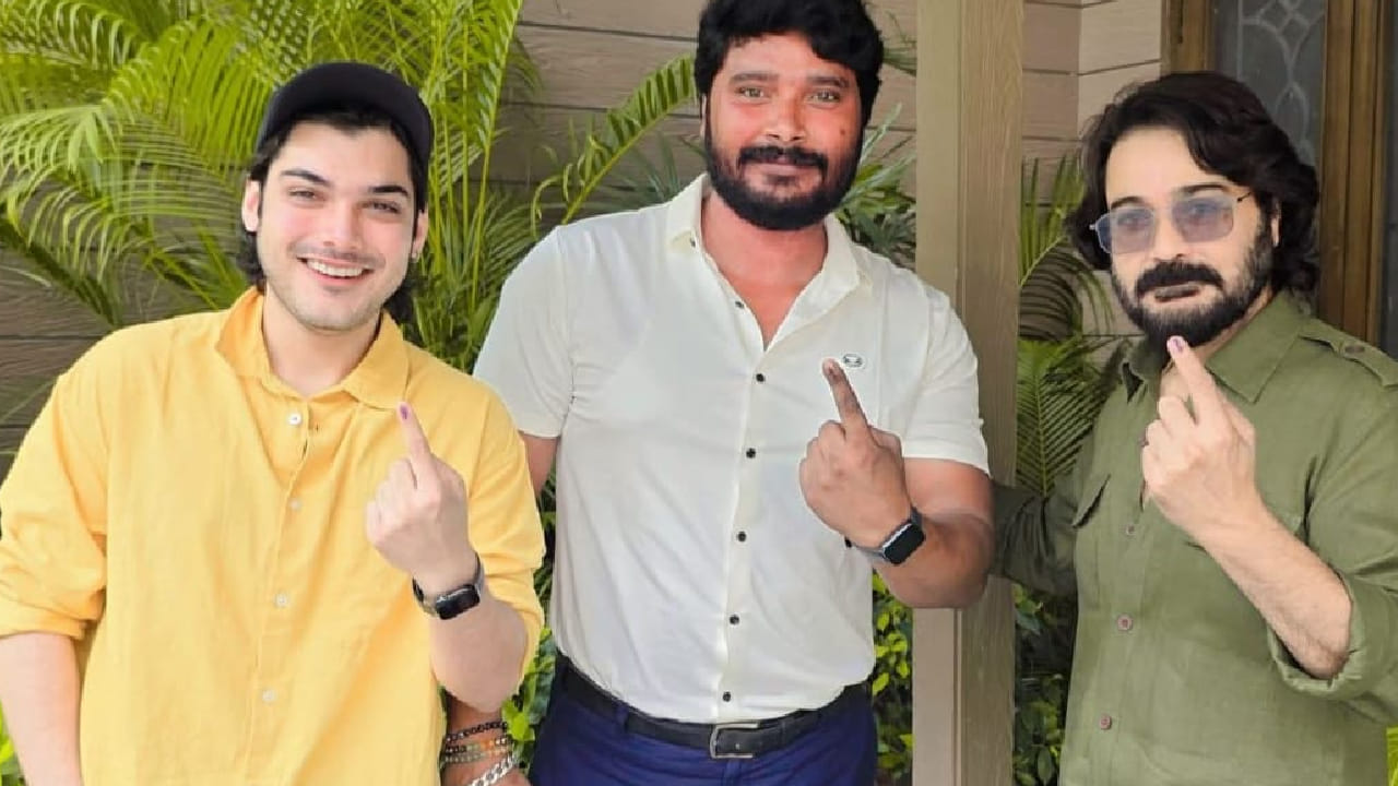 প্রসেনজিৎ চট্টোপাধ্যায় ও তৃষাণজিৎ: প্রসেনজিৎ চট্টোপাধ্যায় এদিন ছেলেকে নিয়ে ভোট দিতে আসেন।  ভোট দেওয়ার উত্তেজনা ছিল তৃষাণজিতের চোখেমুখে। ক্যাজুয়াল পোশাকে ক্যামেরায় ধরা দিয়েছেন বাবা ছেলে। Facebook