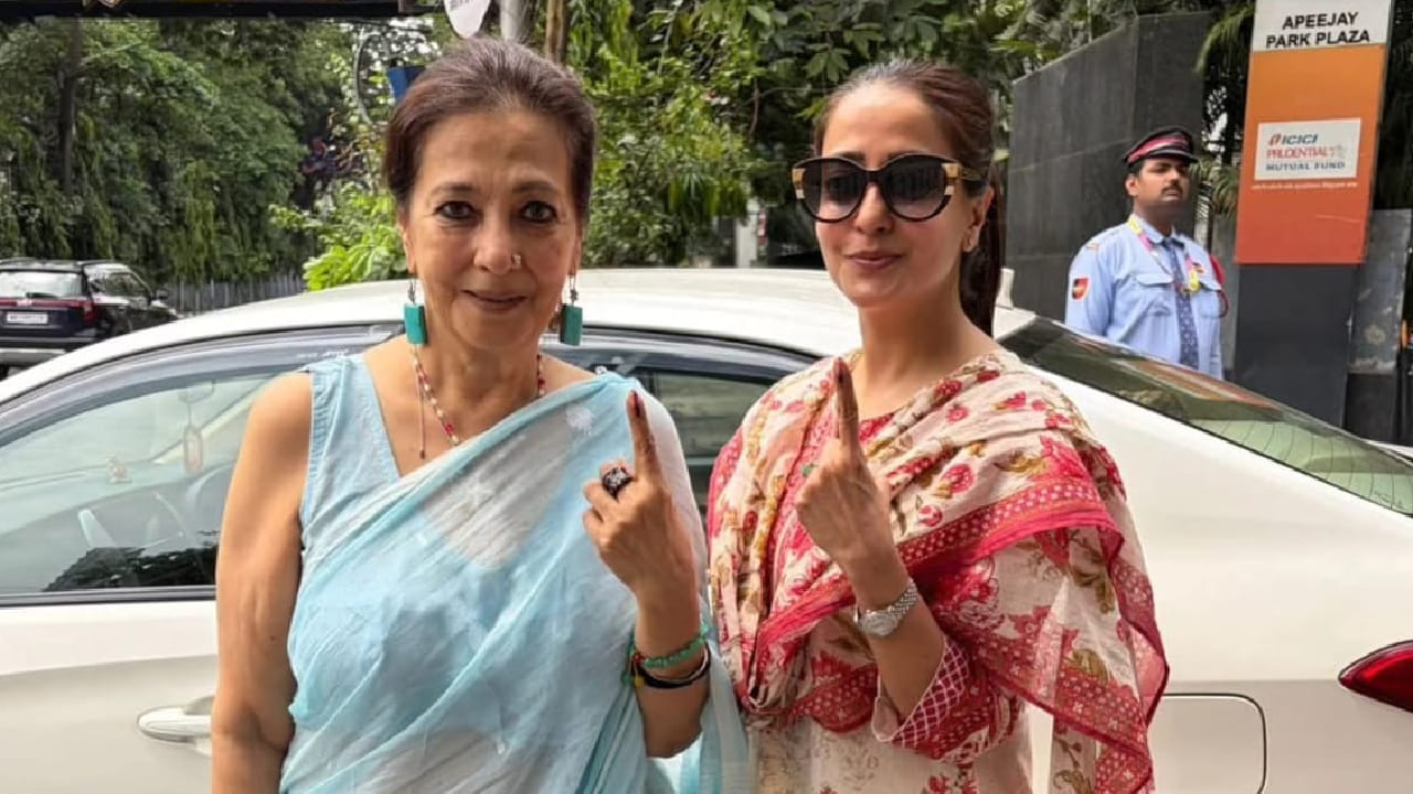  মুনমুন সেন ও রাইমা সেন: সকাল সকালই ভোট দিতে যান মুনমুন সেন এবং তাঁর কন্যা রাইমা সেন। চশমা চোখে রাইমার সেই রহস্যময়ী হাসি আর মুনমুন সেনের চিরকালীন আভিজাত্য— দুইয়ে মিলে সেন পরিবারের ভোটদান পর্ব ছিল বেশ রঙিন। Facebook