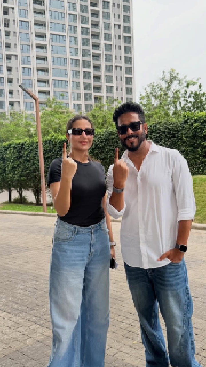 ভোটের লাইনে তারকা দম্পতি, সাধারণের সঙ্গেই লাইনে দাঁড়িয়ে ভোট দিলেন রাজ-শুভশ্রী