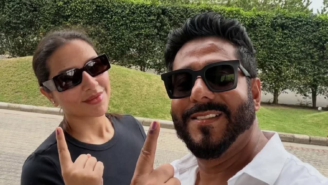 রাজ চক্রবর্তী ও শুভশ্রী গঙ্গোপাধ্যায়: পরিচালক-বিধায়ক রাজ চক্রবর্তী এবং শুভশ্রী গঙ্গোপাধ্যায়ের রসায়ন আজ বুথ চত্বরেও ছিল অমলিন। দুজনেই ক্যাজুয়াল পোশাকে ভোট দিয়ে হাসিমুখে ক্যামেরার সামনে পোজ দিয়ে ছবি তুলেছেন। সোশ্যাল মিডিয়ায় ভক্তদের সঙ্গে সেই ছবি ভাগ করে নিয়েছেন। Facebook