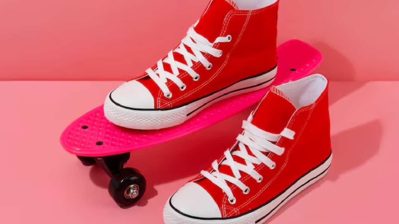 লাল রং মঙ্গলের প্রতীক। চরণে লাল জুতো ধারণ করলে মঙ্গল গ্রহ কুপিত হয় বলে মনে করেন বাস্তুবিদরা। এর ফল হতে পারে মারাত্মক—দাম্পত্য কলহ থেকে শুরু করে হঠাত্‍ কোনও বড় দুর্ঘটনা পর্যন্ত ঘটতে পারে। Free Pik