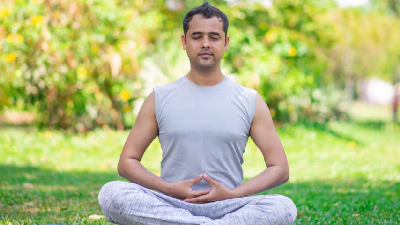 পরের এক মিনিট চোখ বন্ধ করে দীর্ঘশ্বাস নিন এবং ধীরে ধীরে ছাড়ুন। অন্তত তিনবার এটি করলে হৃদস্পন্দন স্বাভাবিক হয় এবং মস্তিষ্কে অক্সিজেনের সরবরাহ বাড়ে। চিকিৎসকদের মতে, এই শ্বাসের ব্যায়াম দুশ্চিন্তা কমাতে ওষুধের মতো কাজ করে। Free Pik