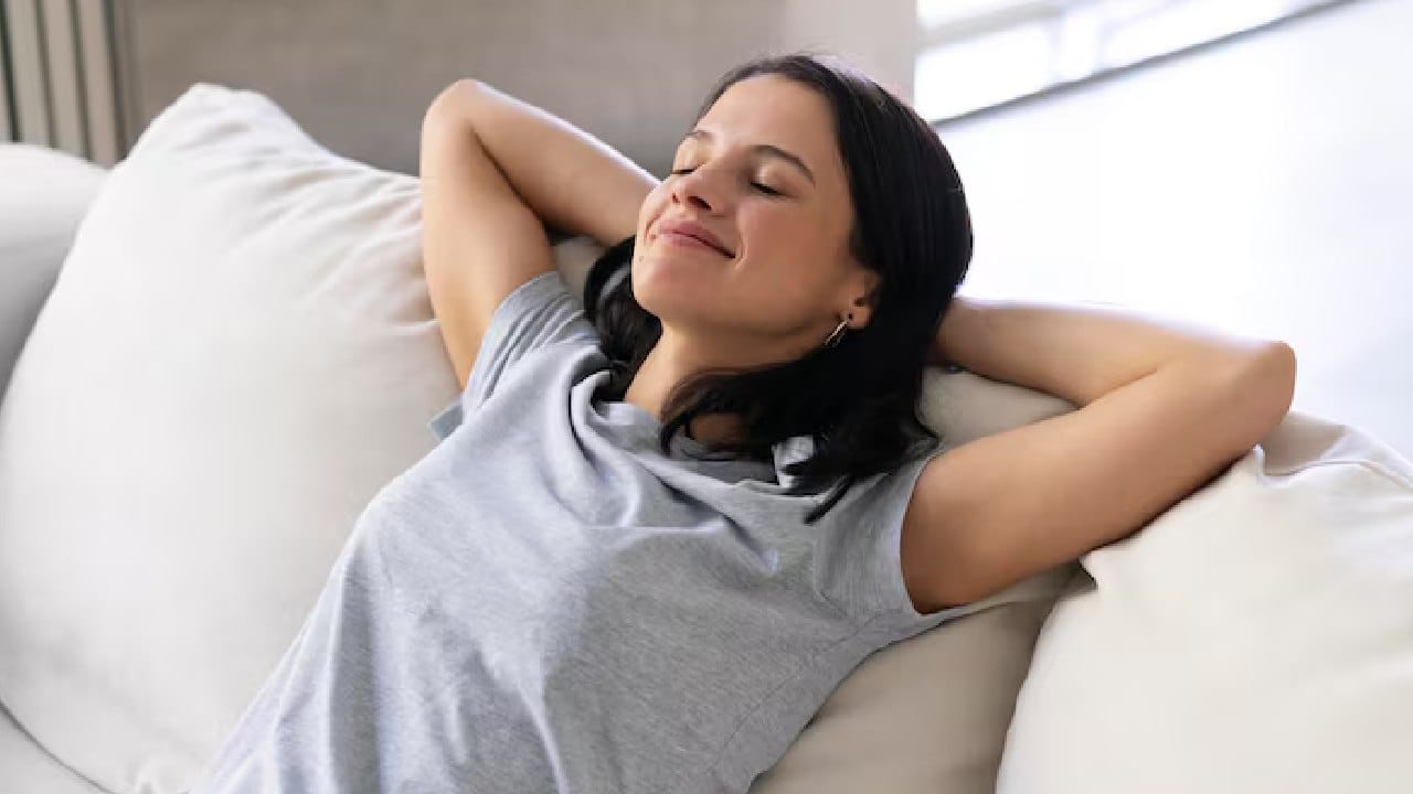 দিনের নির্দিষ্ট কিছু সময় ইন্টারনেটের দুনিয়া থেকে নিজেকে পুরোপুরি বিচ্ছিন্ন রাখুন। অন্যের জীবনের জৌলুস সোশ্যাল মিডিয়ায় দেখলে নিজের প্রতি অবহেলা বা হীনম্মন্যতা বাড়তে পারে। নিজেকে সময় দেওয়া মানেই হল আসল ডিজিটাল ডিটক্স। Free Pik