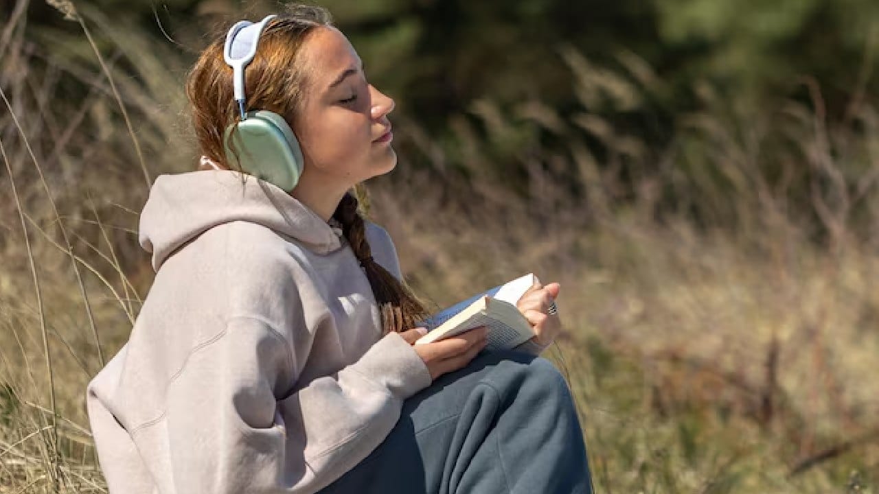 মন খুব খারাপ থাকলে ৫ মিনিটের জন্য কোনও পছন্দের ইনস্ট্রুমেন্টাল বা হালকা মেজাজের গান শুনুন। মিউজিক থেরাপি কর্টিসল হরমোনের মাত্রা কমিয়ে মনকে নিমেষে শান্ত করতে সক্ষম। সুরের মূর্ছনা মনের নেতিবাচক চিন্তাগুলোকে দূরে সরিয়ে দেয়। Free Pik