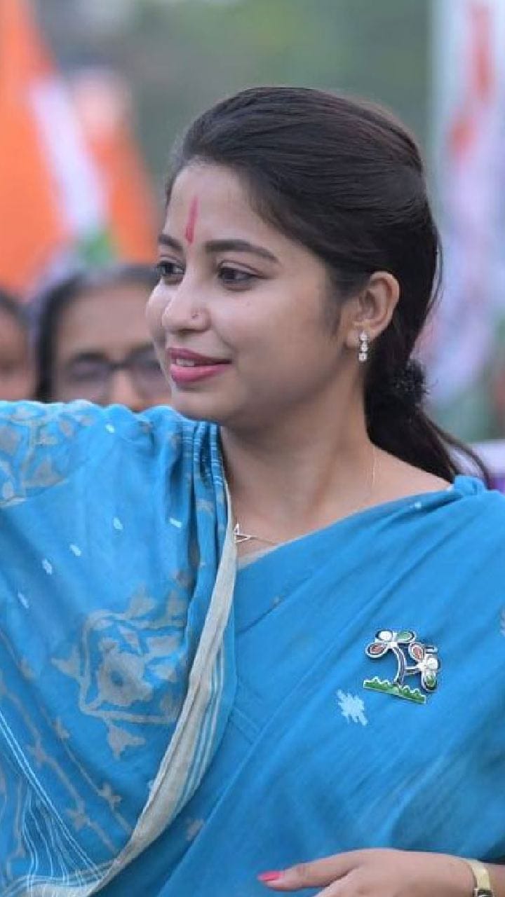 কড়া রোদে সাদামাঠা সাজে প্রচারে ঋতুপর্ণা, ক্লান্তি ভুলে মানুষের দুয়ারে তারকা প্রার্থী