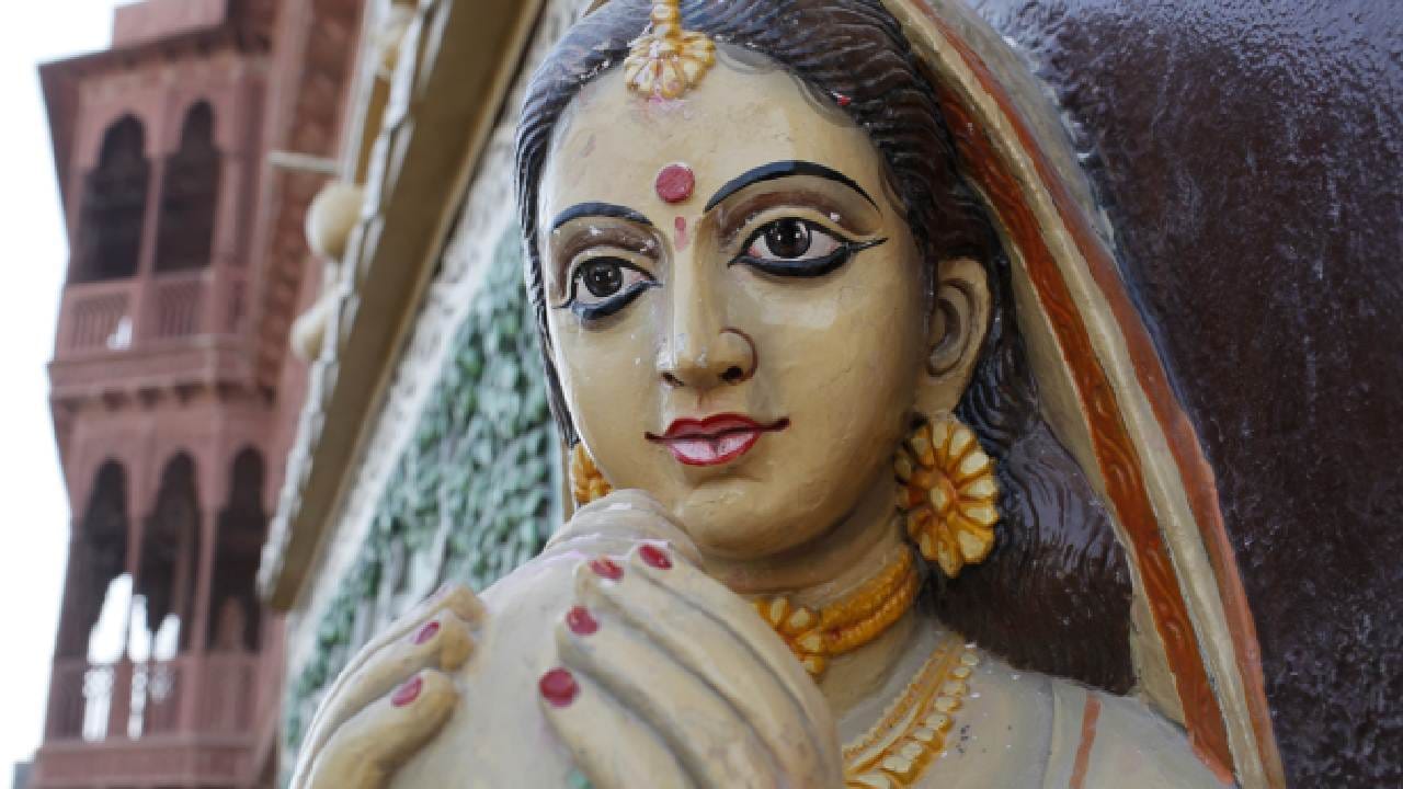 বাড়িতে কখনওই ফাটা বা ভাঙা এমন শঙ্খ রাখা উচিত নয়। ভাঙা শঙ্খ বাজানো অমঙ্গলের লক্ষণ বলে ধরা হয়। যদি শঙ্খ কোথাও থেকে ফেটে যায়, তবে সেটি বদলে নতুন শঙ্খ নিয়ে আসা প্রয়োজন।  Getty Images