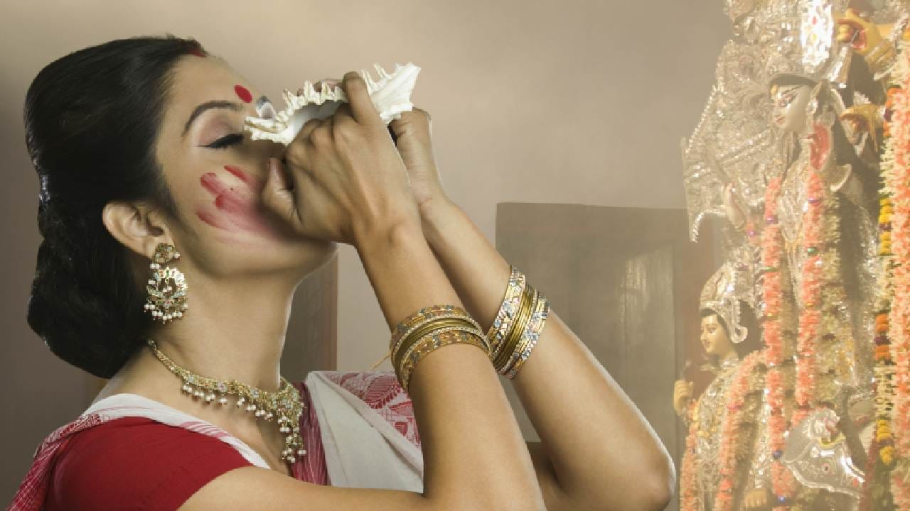 বিশেষ করে সন্ধ্যারতির সময় শঙ্খ বাজানোর গুরুত্ব সবচেয়ে বেশি। এই সময়ে প্রকৃতির শক্তিতে রদবদল ঘটে, তাই শঙ্খের আওয়াজ পরিবেশকে পবিত্র করে তোলে। পুজো বা আরতির শুরুতে শঙ্খনাদ করলে মনঃসংযোগ বৃদ্ধি পায়। Getty Images