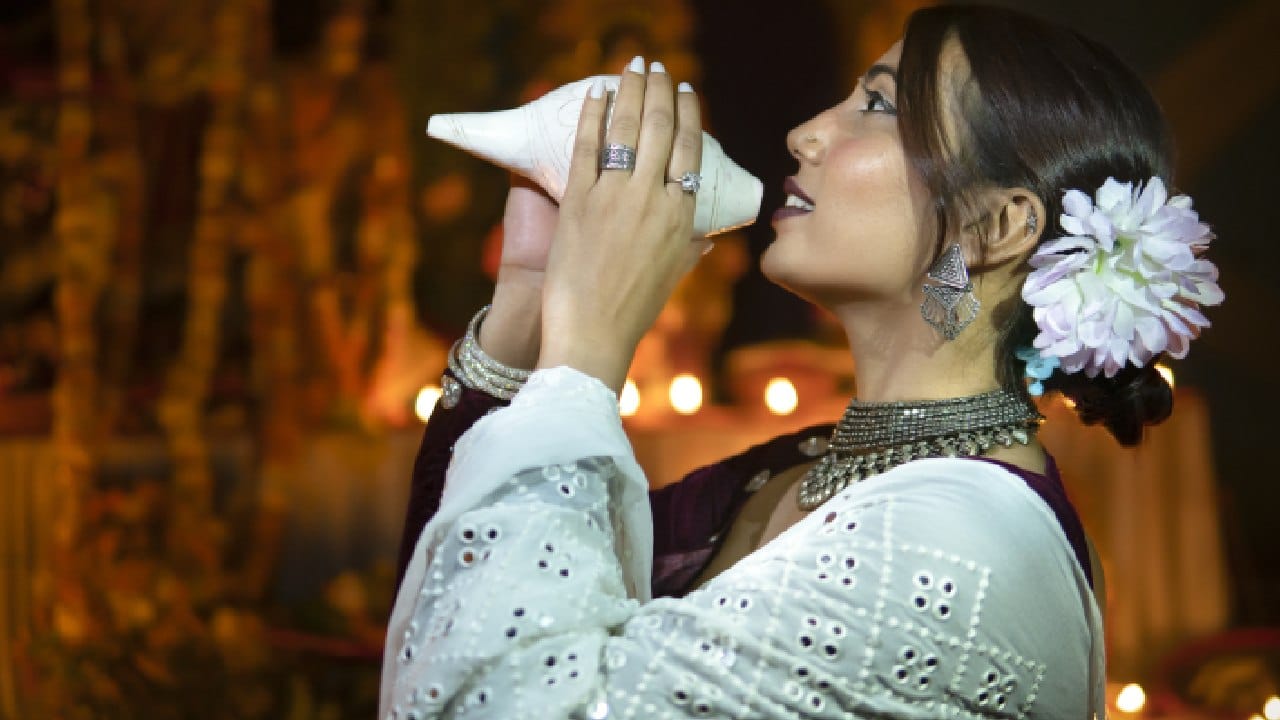 শঙ্খ বাজানোর একটি বড় গুণ হল এটি আমাদের ফুসফুসকে শক্তিশালী করতে সাহায্য করে। নিয়মিত সঠিক উপায়ে শঙ্খ বাজালে শ্বাসযন্ত্রের ক্ষমতা বাড়ে এবং হার্ট ভালো থাকে। এছাড়া শঙ্খের শব্দে আশেপাশের জীবাণুও নষ্ট হয়ে যায় বলে মনে করা হয়। Getty Images