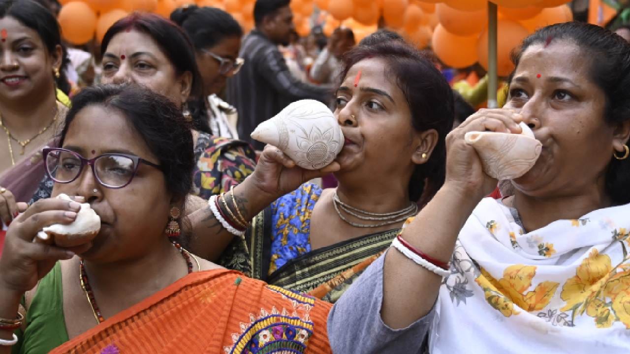 শাস্ত্র অনুযায়ী গভীর রাতে শঙ্খ বাজানো একদমই উচিত নয়। মনে করা হয়, অসময়ে শঙ্খ বাজালে ঘরের শান্তি বিঘ্নিত হতে পারে। তাই সূর্য ডোবার পর আরতি শেষ হয়ে গেলে আর শঙ্খ বাজানো নিয়ম নয়। Getty Images